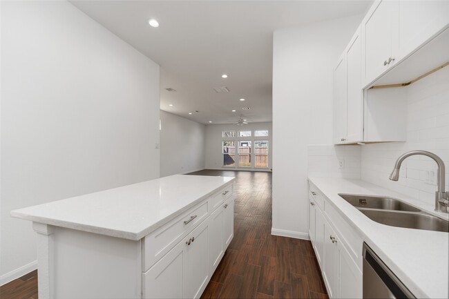 Building Photo - 7902 Parnell St