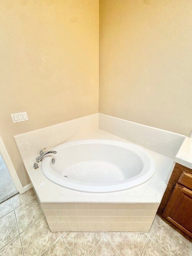 Building Photo - Beautiful large 4 bedroom home in rocklin!