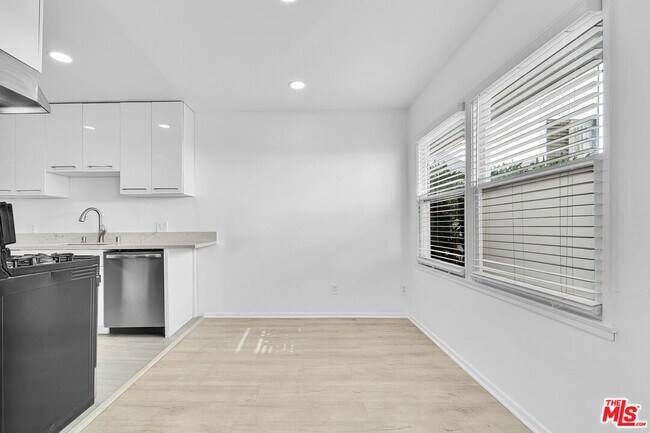 Building Photo - 926 N Spaulding Ave