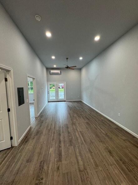 Living area - 415 W Butler Dr