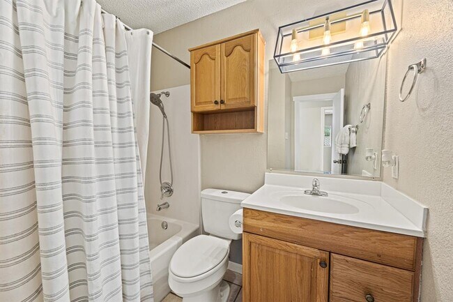 Building Photo - 906 Oleander Ln