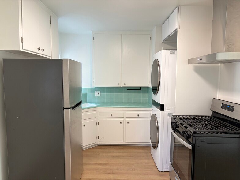 Kitchen - 1436 Manhattan Beach Blvd