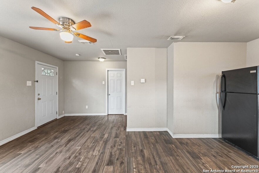 Building Photo - 315 Pool Dr