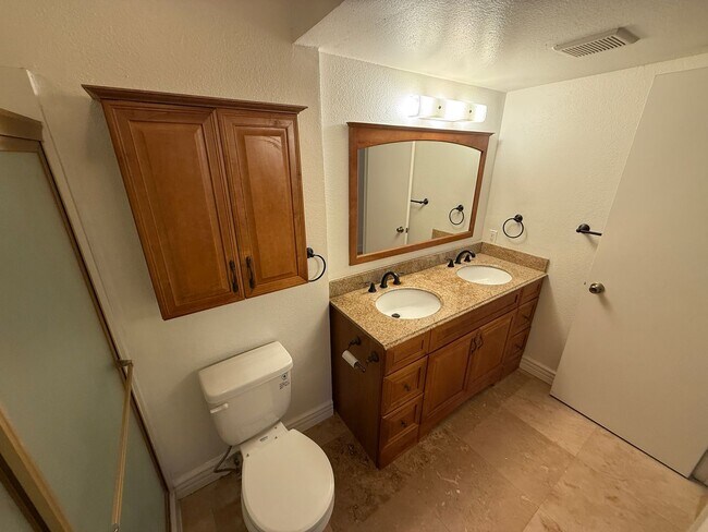 Building Photo - 4-Bedroom Plus Bonus Room Home with Golf C...