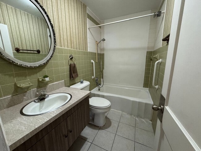 Building Photo - The Ultimate Floor-ty: 3 Bed/1.5 Bath Home...