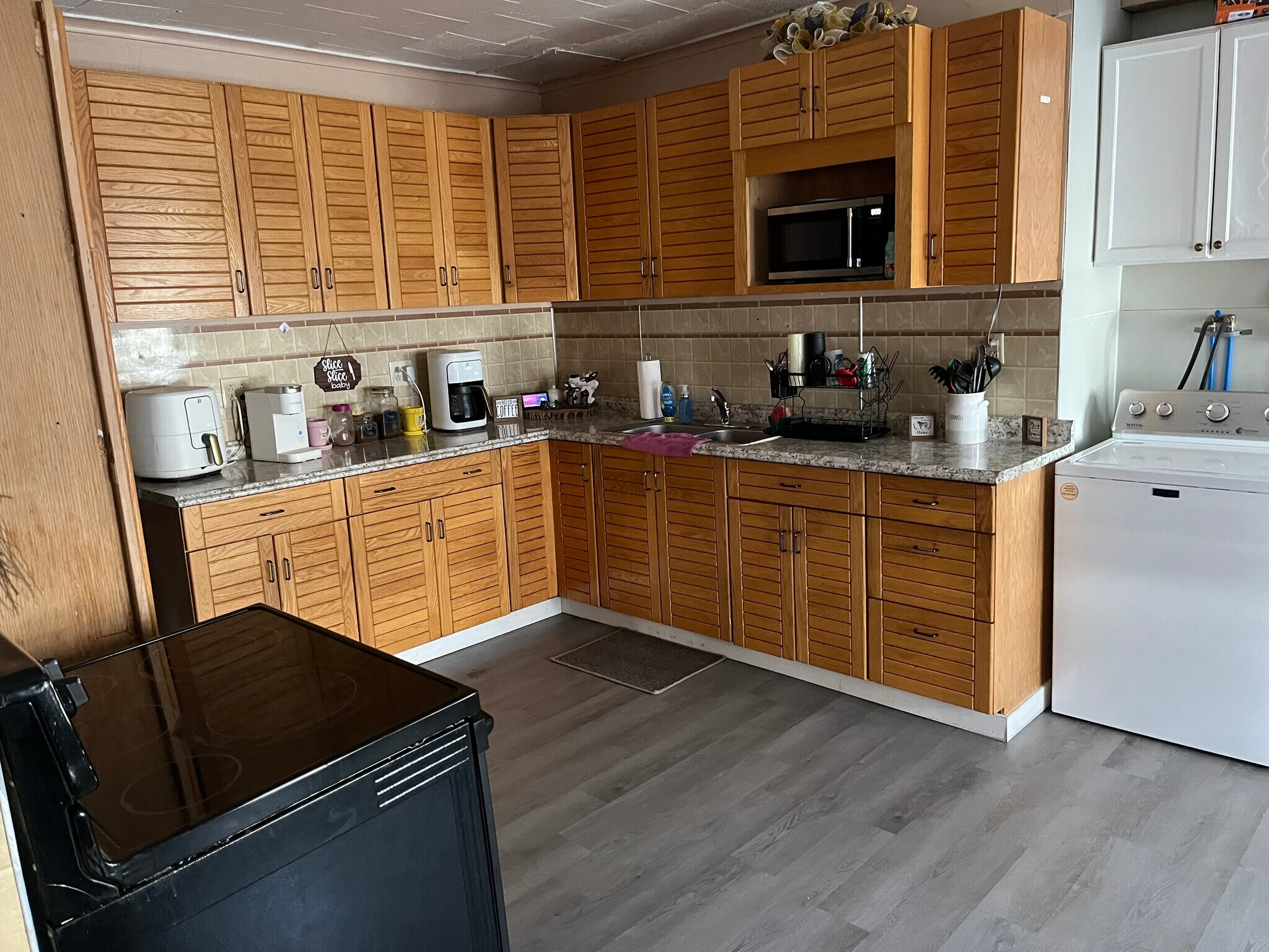 Building Photo - 638 River St