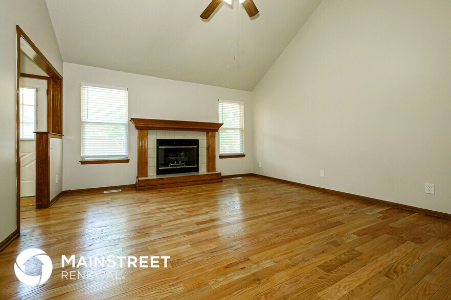Building Photo - 633 SW Nelson Dr
