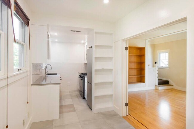Building Photo - Balcony & Gas Fireplace: Sunny Apartment i...