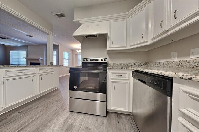 Building Photo - 2206 Lakeville Dr