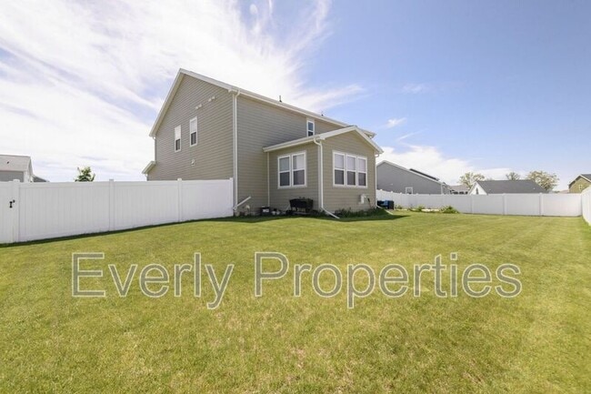 Building Photo - W242N5663 Simona Dr