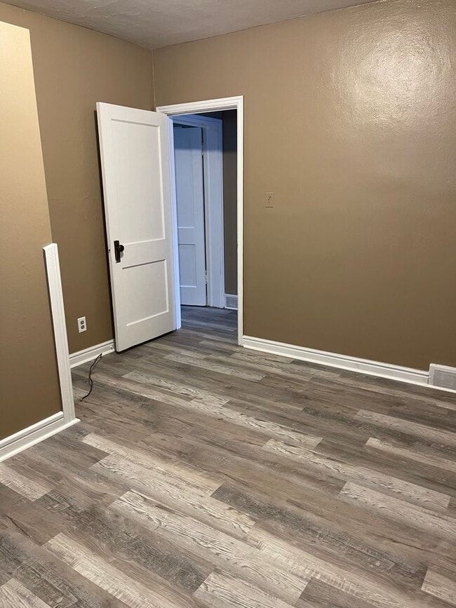 Building Photo - 3 Bedroom 1 bath home