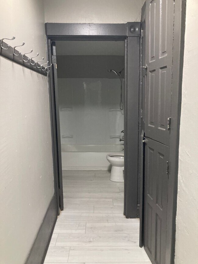 Building Photo - 820-822 HUFFMAN