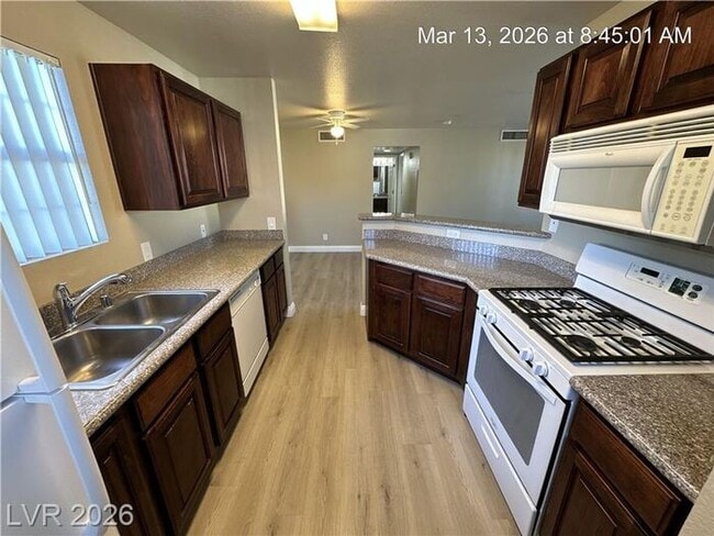 Building Photo - Fantastic NW second-floor unit with a welcoming layout and great natural flow!