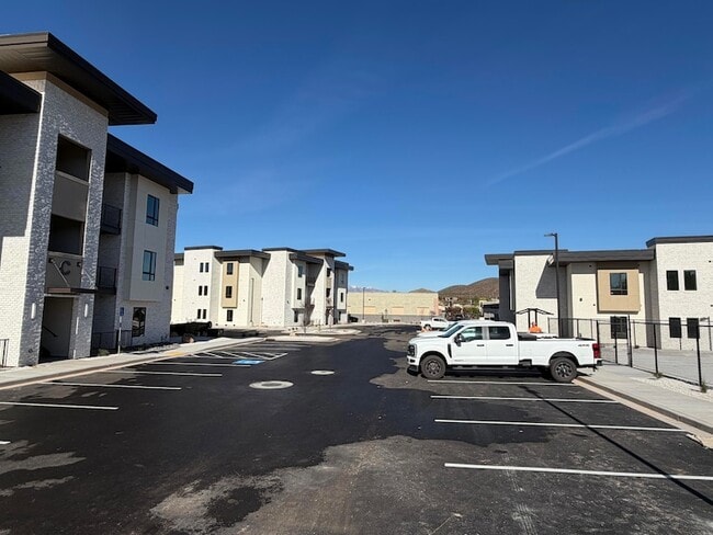 Building Photo - 983 W State St