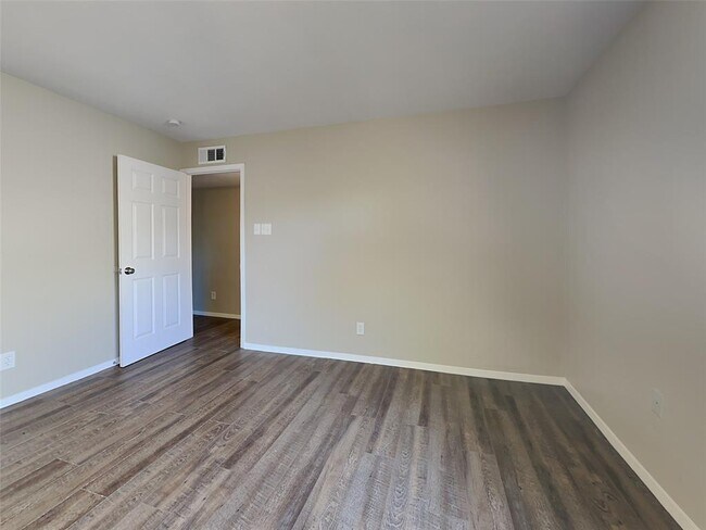 Building Photo - 5618 Hickory Forest Dr