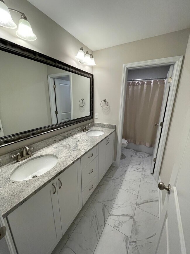 Building Photo - 819 Lost Grv Trl