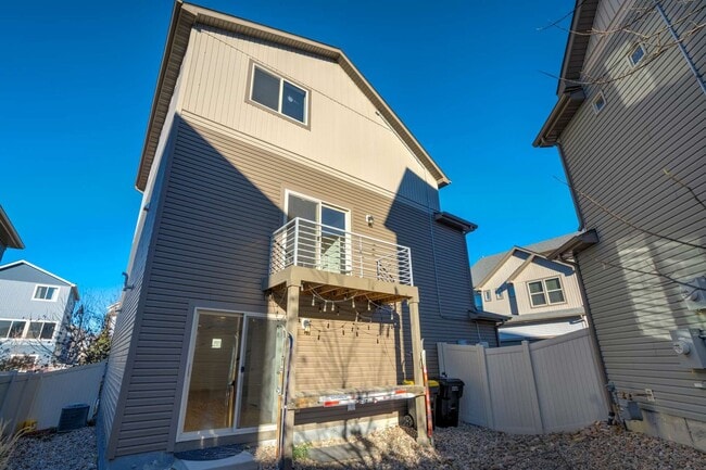 Building Photo - New Interior Paint! Shorter Lease Terms Av...