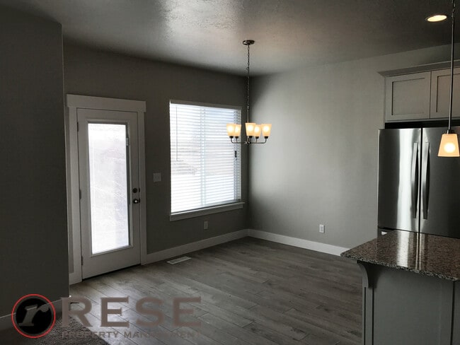 Building Photo - Beautiful Edge Townhome in Bluffdale