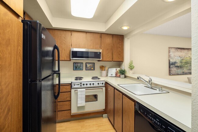 Building Photo - Spacious 2 bed, 1.25 bath, convenient loca...