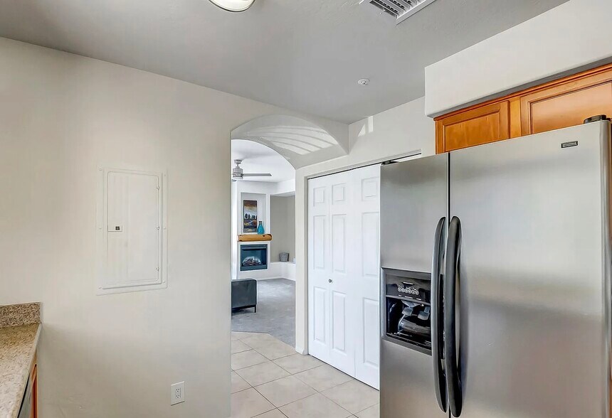 Building Photo - 4220 N Montezuma Ave