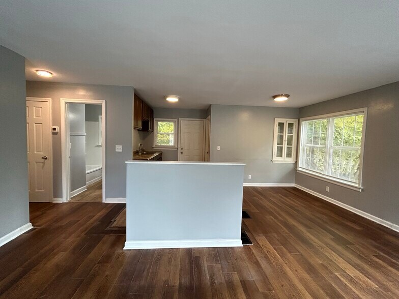 Building Photo - 3923 Millersville Dr