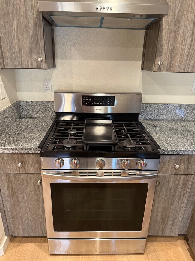 Building Photo - Solor Savings!  Beautiful modern interior with open floorplan for entertaining.  Large backyard w...