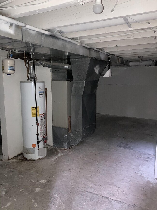 Building Photo - 701 W 24th St