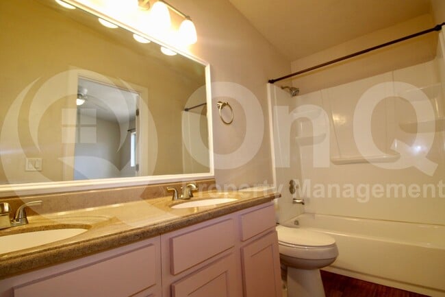 Building Photo - 4043 E Deseret Dr