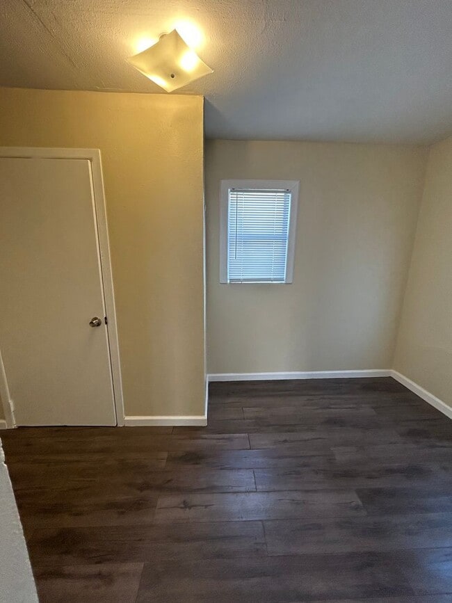 Building Photo - Remodeled  2 bedroom 1 bath