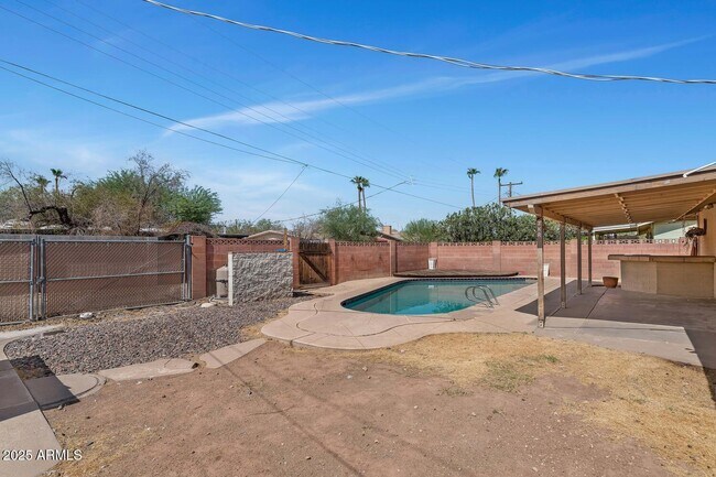 Building Photo - 439 E Malibu Dr