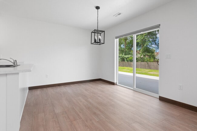 Building Photo - 735 Hoffman Rd