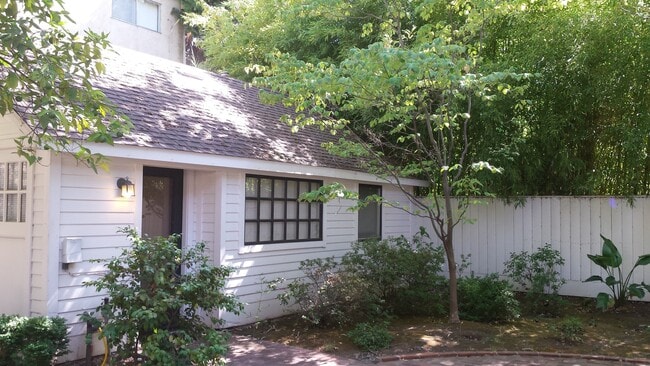 Building Photo - Beautiful Historic Home!