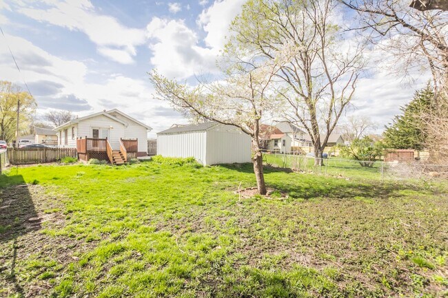 Building Photo - Spacious 2 bedroom 1 bath home
