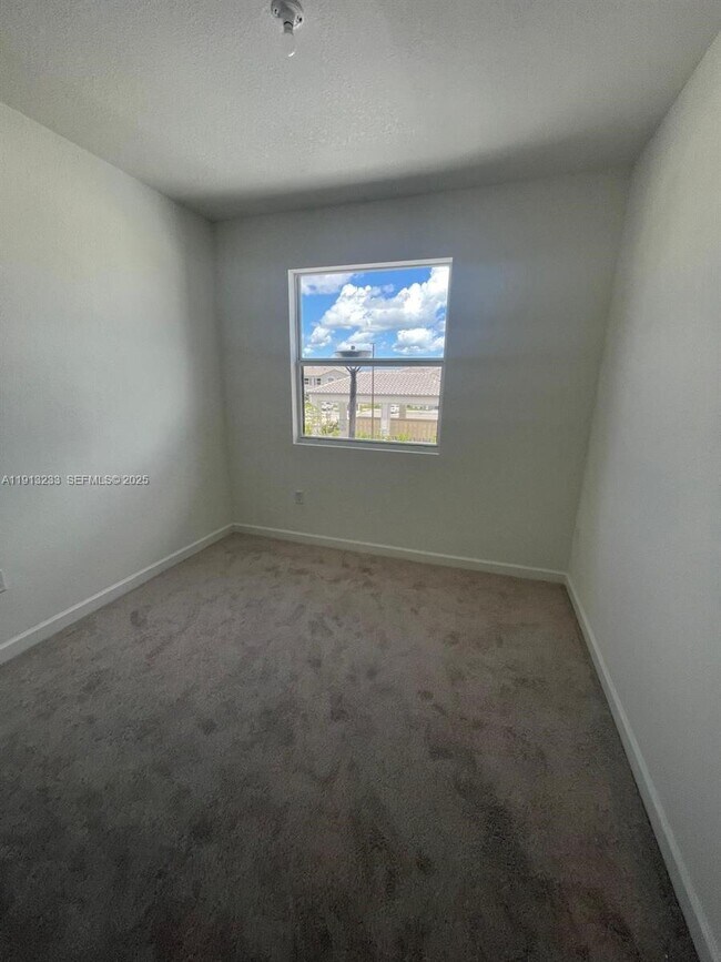 Building Photo - 1066 SE 2nd St