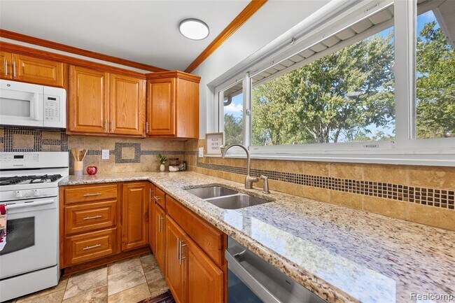 Building Photo - 2268 Serra Dr