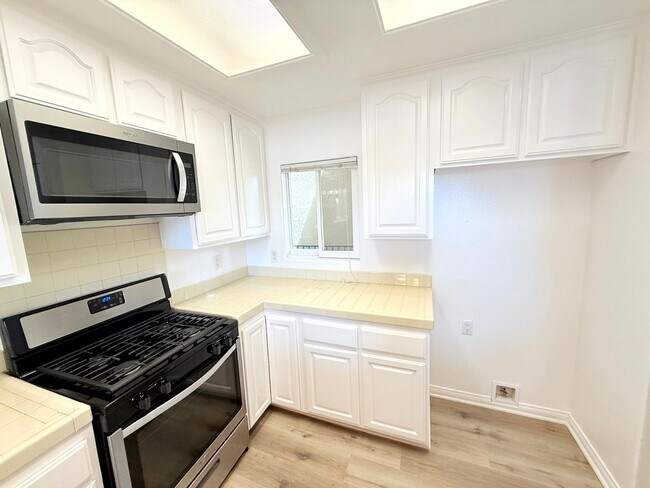 Building Photo - Gorgeous Spacious 2 Bedroom - 2 bath top f...