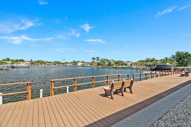 Building Photo - Waterfront Views! Fully updated 2/2 condo