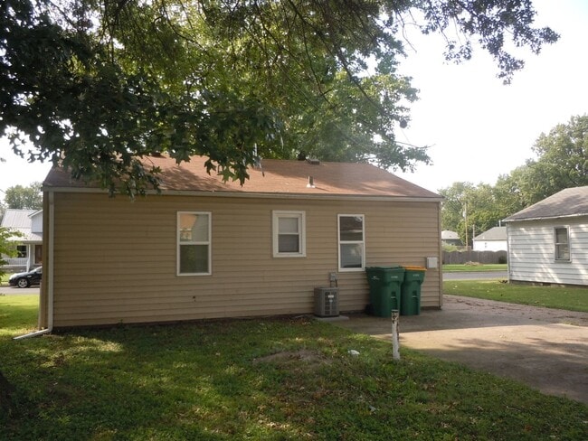 Building Photo - Two Bedroom House with Main Floor Laundry Hookups and Garage w/ Opener!