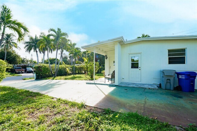 Building Photo - 1560 NE 42nd St