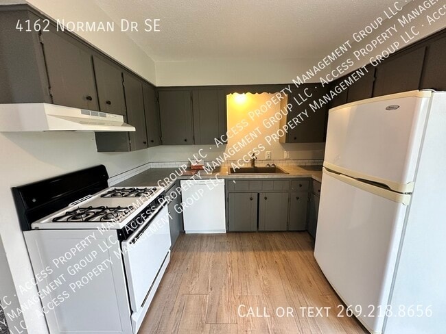 Building Photo - SE Side Update Two Bedroom Duplex