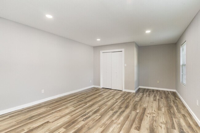 Building Photo - 4-Bedroom, 2-Bath Home in South Dallas with Convenient Access to Major Highways and City Amenities