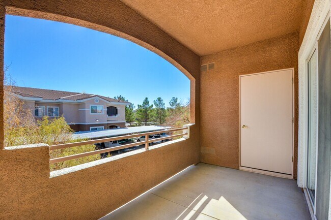 Building Photo - Beautiful / Spacious / Two Bedroom Condo /...