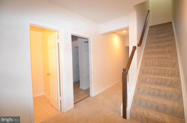Building Photo - 5676 Ridge View Dr