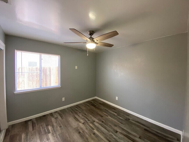 Building Photo - Newley Remodeled 3 BD 2 BA house on corner...