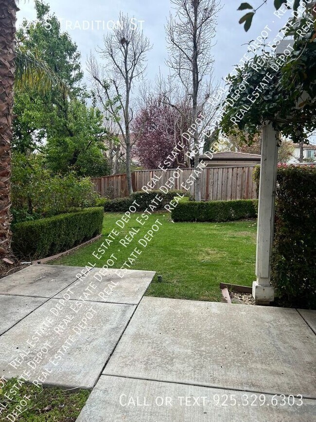 Building Photo - 627 Tradition St