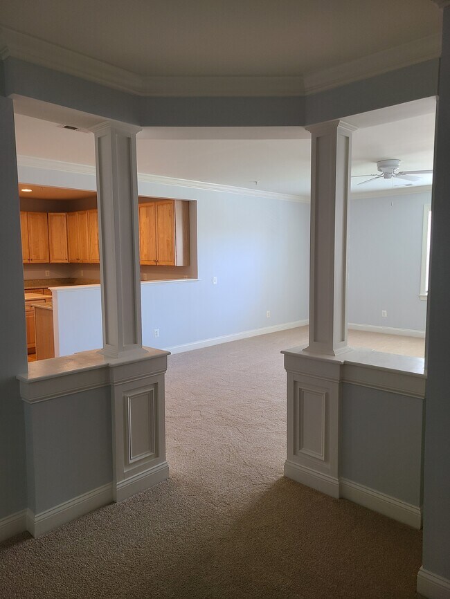 Den - 8535 Veterans Hwy
