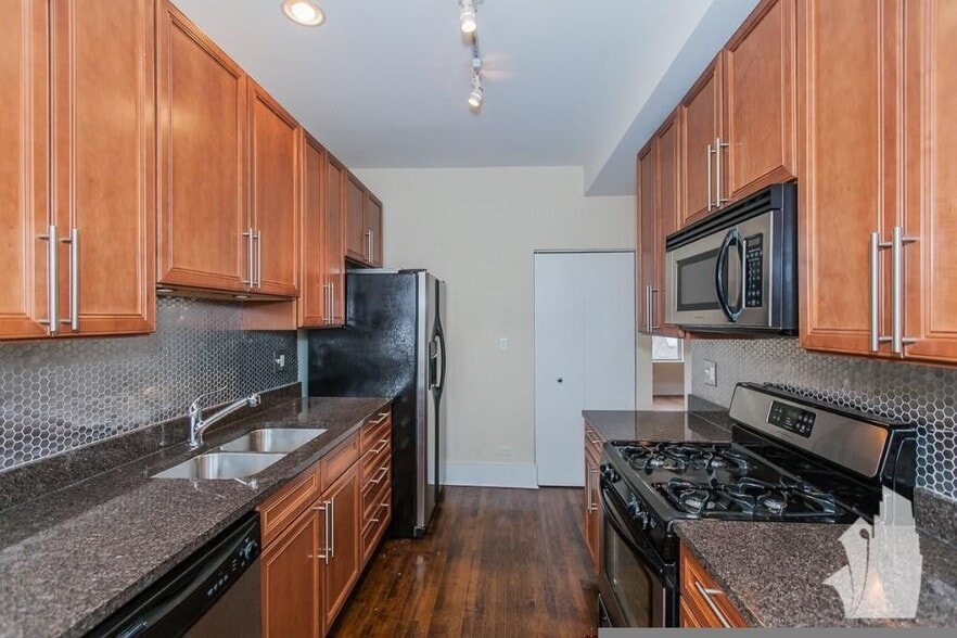 Building Photo - 1851 W Cornelia Ave