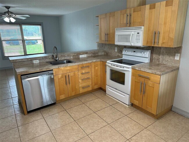 Building Photo - 2743 Maple Tree Rd