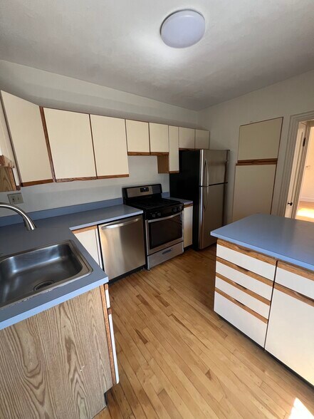 Well maintained kitchen with newer appliances - 130 Emery St