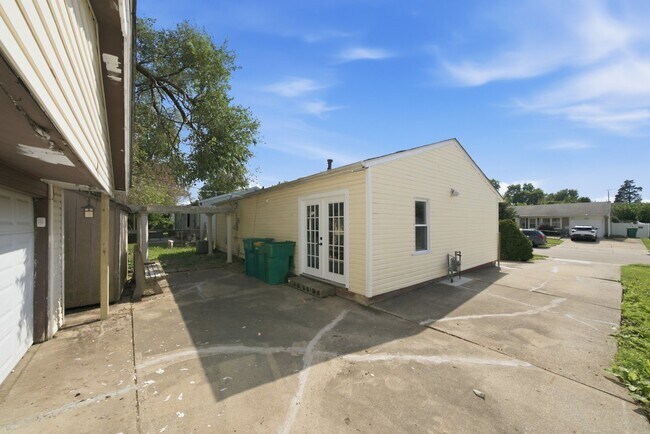 Building Photo - 407 Laurel Ave